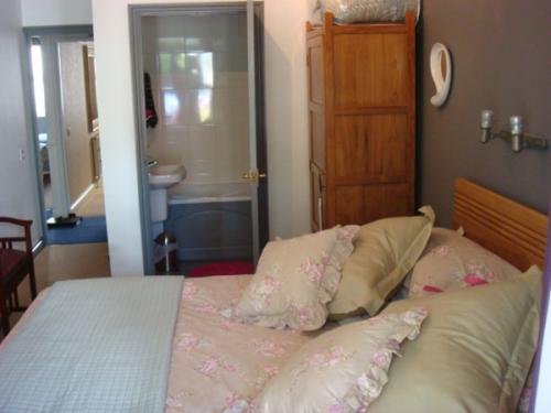 clematis-house-double-en-suite-bedroom-1