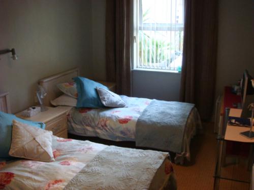 clematis-house-twin-room-en-suit-bedroom-3